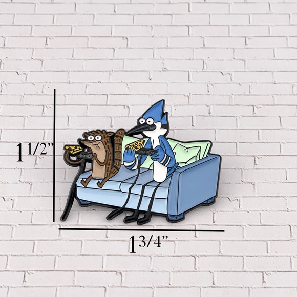 Regular Show Enamel Pin Mordecai And Rigby Sitting On A Couch W/Pizza - Picture 2 of 5